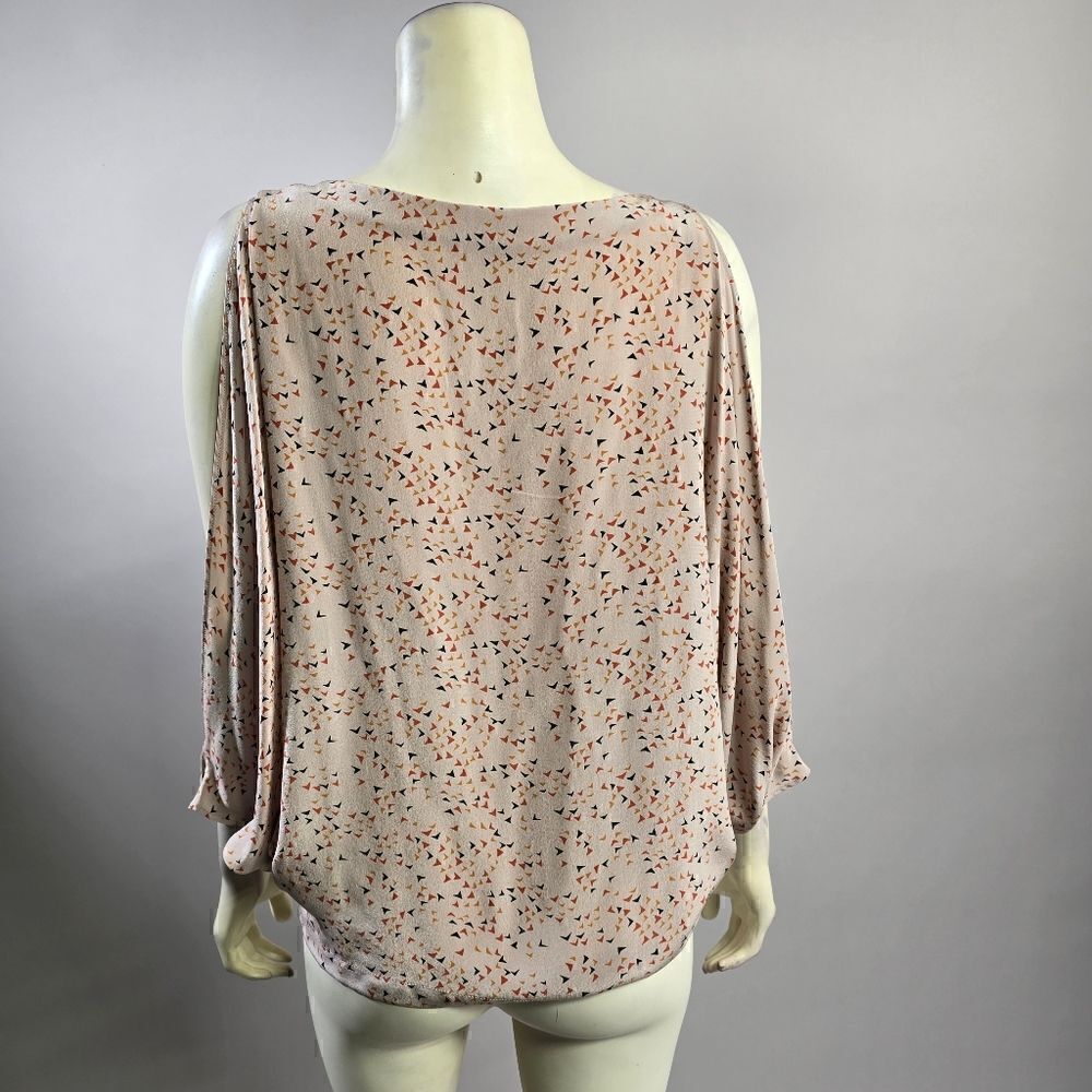 The Addison story xs silk top R7 - Picture 4 of 4
